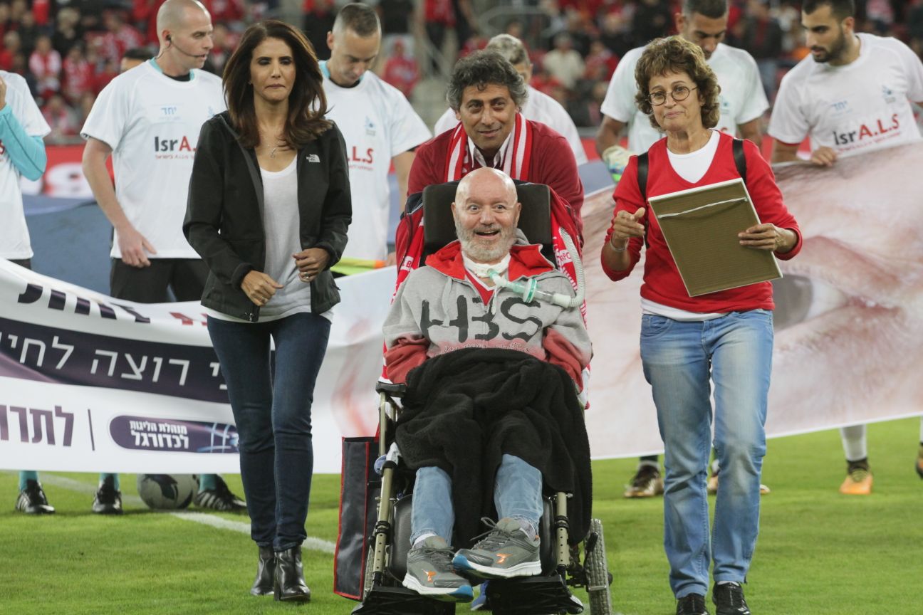 טקס לעמותת 'איזראליס'. מסורת של אלונה ברקת לפני המשחק (צילום: בן בודה)